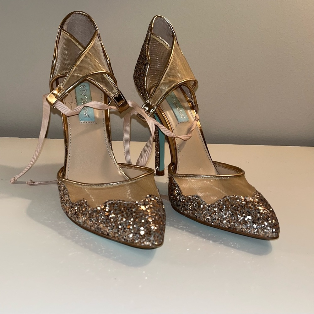 Betsey Johnson Womens Stela Pointed Toe Ankle Strap, Champagne Glitter, Size 7.5 - Picture 2 of 9